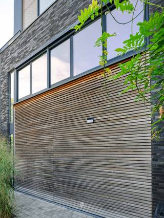 <p><span>HEUSDEN - Energiezuinige, instapklare bel-etagewoning</span></p><p><span> </span></p><p><span>Bent u op zoek naar een instapklare woning waar licht, ruimte en hedendaags wooncomfort centraal staan? Dan is deze perfect onderhouden bel-etagewoning uit 2015 aan de Schaapsdam 12 te Heusden absoluut het ontdekken waard. </span></p><p><span> </span></p><p><span>De woning onderscheidt zich door haar aangename lichtinval, kwalitatieve afwerking en doordachte indeling. De rustige, kindvriendelijke ligging op de grens met Destelbergen combineert bovendien een vlotte bereikbaarheid met openbaar vervoer op wandelafstand en een goede aansluiting op de belangrijkste invalswegen.</span></p><p><span> </span></p><p><span>De belangrijkste troeven in een notendop: </span></p><ul><li><span>Perfect onderhouden bel-etagewoning uit 2015</span></li><li><span>Lichtrijke leefverdieping met open keuken en gashaard</span></li><li><span>Polyvalente ruimte met kitchenette</span></li><li><span>Oprit met plaats voor meerdere wagens en inpandige garage</span></li><li><span>Energiezuinig met EPC-label A, 8 zonnepanelen en ventilatiesysteem type D</span></li><li><span>Zonwerende en verduisterende screens</span></li></ul><p><span> </span></p><p><span>De lange oprit biedt plaats aan meerdere wagens en geeft toegang tot de inpandige garage. Bij het binnenkomen komt u terecht in een ruime inkomhal met afzonderlijk gastentoilet. </span></p><p><span>Achteraan op het gelijkvloers bevindt zich een polyvalente ruimte met kitchenette, die rechtstreeks uitgeeft op het terras en de tuin. Een fijne extra ruimte die zich perfect leent als bureau, speelkamer, hobbyruimte of bijkomende leefruimte. </span></p><p><span> </span></p><p><span>De eerste verdieping vormt het hart van de woning en werd volledig ingericht als woonverdieping. De open keuken, voorzien van kwalitatieve toestellen, is volledig geïntegreerd in de eet- en leefruimte. De verzorgde afwerking en mooie materiaalkeuzes geven het geheel een hedendaagse uitstraling, terwijl de gashaard voor extra sfeer en gezelligheid zorgt. De leefruimte is bovendien voorzien van zonwerende screens. </span></p><p><span> </span></p><p><span>Op de tweede verdieping bevinden zich drie slaapkamers en de badkamer. Deze is volledig uitgerust met een inloopdouche, ligbad, dubbele lavabo en toilet. Daarnaast beschikt de woning over een praktische opbergzolder, bereikbaar via een schuiftrap. Aan de straatzijde zijn de kamers voorzien van verduisterende screens.</span></p><p><span> </span></p><p><span>Een verzorgde, energiezuinige woning met een verrassend ruime indeling, lichtrijke ruimtes en een aangename tuin, op een rustige en goed bereikbare locatie. </span></p><p><span> </span></p><p><span>Belangrijk: </span></p><p><span>EPC: A (50 kWh/m² jaar) </span></p><p><span>Richtprijs: € 525.000</span></p><p><span> </span></p><p><span>Interesse? Contacteer Axel Lenaerts Destelbergen via <span>destelbergen@axellenaerts.be</span></span><span> of 09/219.08.77 voor meer informatie of een bezoek. </span></p>