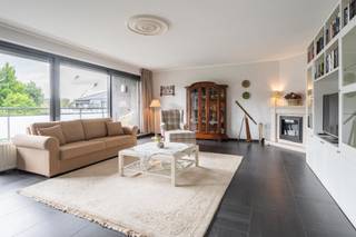 <p>Zoekt u een riant appartement op korte afstand van het bruisende centrum van Hoogstraten? Dan heten wij u hartelijk welkom bij Brouwerijstraat 11 bus 6. Een appartement waar het u aan niets ontbreekt op korte doch gepaste afstand van de gezellige horeca, winkels en voorzieningen. Het appartement heeft een woonoppervlak van maar liefst 241m2, is voorzien van twee terrassen en heeft een garage + berging in de ondergrondse parkeerkelder.<br /><br /></p>
<p>BIJZONDERHEDEN</p>
<p></p>
<ul>
<li>Bouwjaar 2003;</li>
<li>Energielabel A, geldig tot 25/07/2034;</li>
<li>Elektrische installatie (wordt nog gekeurd);</li>
<li>Woonoppervlak: 241m2;</li>
<li>Externe bergruimte: 42m2;</li>
<li>Bruto inhoud: 803m3;</li>
<li>NEN 2580 meetrapport beschikbaar;</li>
<li>Eigen garage + berging;</li>
<li>Voorzien van 2 cv-ketels;</li>
<li>Gelegen op de eerste verdieping en bereikbaar met een lift;</li>
<li>Gelegen nabij het gezellige centrum en uitvalswegen.</li>
</ul>
<p></p>
<p>INFORMATIEPLICHT:</p>
<p>- Stedenbouwkundige vergunning uitgereikt;</p>
<p>- Geen gerechtelijke herstelmaatregel of bestuurlijke maatregel opgelegd;</p>
<p>- Bestemming: woongebied;</p>
<p>- Geen voorkooprecht;</p>
<p>- Geen overstromingsgevoelig gebied;</p>
<p>- Geen beschermd erfgoed.<br /><br />Meer info kunt u vinden op onze website: https://www.vanbaarlemakelaardij.com/<br /><br /><br /></p>