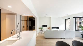 Op een topligging vlakbij de Zeedijk verkopen wij dit gerenoveerd appartement met drie volwaardige slaapkamers en een prachtig zijdelings zeezicht. Gelegen op het einde van de Paul Parmentierlaan, quasi aan het strand en vlakbij het Rubensplein en de commerciële voorzieningen.<br /><br />Indeling: <br />Inkomhal met vestiaire en toilet, een extra grote leefruimte afgewerkt met een parketvloer en aansluitend een open, volledig ingerichte keuken. De gashaard zorgt voor extra gezelligheid. Vanuit de woonkamer heeft u toegang tot het terras aan de voorzijde, waar u geniet van de ochtendzon en een zijdelings uitzicht op zee.<br /><br />Aan de achterzijde bevinden zich twee ruime slaapkamers en een derde volwaardige, ingesloten slaapkamer. Het appartement beschikt over twee badkamers, beide afgewerkt in Mortex. De eerste badkamer is uitgerust met een ligbad, lavabo en toilet, de tweede met een inloopdouche, lavabo en toilet. De master bedroom is voorzien van maatwerk-inbouwkasten en een extra lavabo. Daarnaast is er een praktische berging/wasplaats aanwezig.<br /><br />Verder is er een gemeenschappelijke fietsenberging en een privatieve kelder.<br /><br />Een magnifiek appartement met een hoogwaardige afwerking, een doordachte indeling en een uitstekende ligging vlak bij zee.<br /><br />Bezoeken graag na afspraak met Willem Cauwels: 050/89 27 70.
