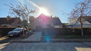 Goed onderhouden woning in een aangename, rustige en doodlopende straat.
Op de gelijkvloers bevinden zich de inkomhal met gastentoilet, gezellige living met openhaard, ingerichte keuken, wasplaats en ruime bureau/slaapkamer.
Op het eerste verdiep vindt u 4 volwaardige slaapkamers, de badkamer ingericht met dubbele lavabo, ligbad en toilet.
Verder beschikt deze woning nog over een garage en zolder. De woning is gelegen op 5 minuten fietsen van het technologiepark te Zwijnaarde en is op slechts 5 minuten rijden van E40 en E17. Achteraan de woning een gezellige tuin met tuinhuis en overdekt terrasje. De woning is voorzien van (15!) zonnepanelen en warmtepompen. Huurprijs: €1.500/maand
Heeft u interesse in deze woning? Aarzel dan niet en neem vrijblijvend contact met ons op.