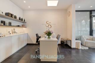 Op zoek naar een stijlvol en professioneel ingericht handelspand? Dit volledig gerenoveerde pand (2018) met hoogwaardige materialen en...