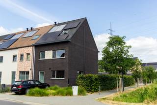Instapklare halfopen woning | EPC A | 3 slpk + bureau | garage & zonnige tuin
!!!KIJKDAG OP ZATERDAG 26 SEPTEMBER!!!
Enkel op afspraak
Instapklaar wonen op wandelafstand van het centrum van Lier, zonder renovatiezorgen?
Deze energiezuinige halfopen woning uit 2016 combineert 162 m² woonruimte met 3 slaapkamers, een aparte bureau, garage, oprit en zonnige tuin. Dankzij EPC A, 8 zonnepanelen en airconditioning is de woning bovendien helemaal klaar voor de toekomst.
Gelegen op wandelafstand van het centrum, het treinstation, scholen en winkels geniet u hier van een ideale combinatie van rust, comfort en een vlotte bereikbaarheid.
De woning beschikt over een open ruimte bestaande uit de modern uitgeruste keuken en leefruimte met veel lichtinval. Daarnaast zijn er drie volwaardige slaapkamers, een aparte bureauruimte en een praktische zolder die extra opbergruimte biedt.
Buiten geniet u van een ruime, zonnige tuin met een aangenaam terras, de perfecte plek om te ontspannen of gezellig te tafelen met familie en vrienden. Daarnaast zijn er een eigen oprit, een garage en een extra parkeerplaats achteraan de woning, waardoor parkeergelegenheid nooit een probleem vormt.
Ook op vlak van energie scoort deze woning uitstekend. Met een EPC-label A, 8 zonnepanelen en 4 airco-units – één in de leefruimte en één in elke slaapkamer – geniet u het hele jaar door van een aangenaam binnenklimaat. De airco's zorgen voor verkoeling tijdens warme zomerdagen en bieden bovendien een energiezuinige manier van verwarmen in de winter.
Kortom, een comfortabele en duurzame gezinswoning op een toplocatie in Lier, waar u meteen uw intrek kunt nemen.