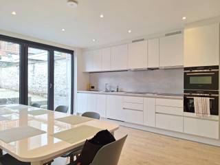 <p><strong>Investeren in Mechelen – Studentenhuis aan de stadsrand van het oohhhh zo mooie Mechelen:<br /><br /></strong>Bent u op zoek naar een <strong>veilige en rendabele belegging</strong>? Dan is dit studentenhuis, gelegen aan de binnenring van hartje Mechelen precies wat u zoekt. De authentieke elementen worden zo goed al bewaard gebleven, in dit mooi burgershuis is het leuk thuiskomen.</p>
<p>Het gebouw wordt <strong>volledig gestript en gerenoveerd</strong> volgens de <strong>hoogste kwaliteitsnormen</strong>. Na de verbouwing zal het voldoen aan alle <strong>brandweervoorschriften</strong> en beschikken over het <strong>officiële kotlabel</strong>.<br /><br />Op het gelijkvloers is er een gemeenschappelijke leefkeuken met fantastische uitzicht op het tuinterras. Gelijkvloerse studio met naastliggend de fietsenberging. Op het tussenverdiep vinden we een leeshoek terug waar je je kan afzonderen in alle rust. Op verdiep 1 - 2 en 3 zijn er steeds 2 studios voorzien , allen voorzien van douche, wc en lavabo.</p>
<p><br />Elke studentenkamer wordt voorzien van:</p>
<ul>
<li>
<p>Airconditioning</p>
</li>
<li>
<p>Individuele warmtepomp voor energiezuinige verwarming en koeling</p>
</li>
<li>
<p>Eigen sanitair</p>
</li>
<li>
<p>Een leuke inrichting - combinatie van oud en nieuw</p>
</li>
</ul>
<p>Op de <strong>gelijkvloerse verdieping</strong> bevindt zich een ruime <strong>gemeenschappelijke keuken en leefruimte</strong>, met toegang tot de <strong>achterliggende stadstuin</strong> waar een <strong>fietsenberging</strong> en <strong>afvallokaal</strong> voorzien zijn. Vanuit de tuin geniet men van een prachtig uitzicht op de toren – een unieke troef!</p>
<p>De ligging is ronduit <strong>fantastisch</strong>: op wandelafstand van de <strong>Grote Markt</strong>, de <strong>Vismarkt</strong> en de <strong>Dijle</strong>, waar studenten en bewoners graag ontspannen. De <strong>Thomas More Hogeschool</strong> is vlot bereikbaar met de fiets, net als buurtwinkels, fitness, eet- en drinkgelegenheden en het openbaar vervoer.</p>
<p>Met zijn <strong>uitstekende ligging</strong>, <strong>kwalitatieve afwerking</strong>, <strong>duurzame technieken</strong> en <strong>warme uitstraling</strong> biedt dit project een <strong>sterk rendementspotentieel</strong>.<br />Laat deze kans niet aan u voorbijgaan!</p>
<p><strong>Maak vandaag nog een afspraak met uw vertegenwoordiger: Nico Di Taranto - 0488 42 42 24 - </strong>(fotos zijn voorbeelden van reeds gerealiseerde projecten*)<strong><br /><br /></strong>kamer 1 : 14.92m2 incl eigen sanitair<br />Living en keuken : 33m2<br />Terras : 32m2<br />Fietsenstalling : 12m2<br />--------<br />kamer 2 : 21.34m2 incl eigen sanitair<br />kamer 3 : 14.85m2 incl eigen sanitair<br />zithoek : 10m2<br />--------<br />kamer 4 : 21m2 incl eigen sanitair<br />kamer 5 : 14.85m2 incl eigen sanitair<br />--------<br />kamer 6 : 16.2m2 incl eigen sanitair<br />kamer 7 : 18.57m2 incl eigen sanitair</p>