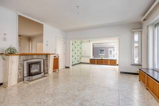 Een woonst met veel ruimte in centrum Wevelgem ....Via de inkomhal komen we de woning binnen. In de hal vinden we een apart gastentoilet en de trap...