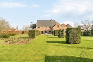 Deze grote prachtige klassevilla is dé ideale woning voor mensen op zoek naar luxe & comfort, kwaliteit en ruimte. Deze woning is goedgelegen...