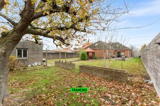 Ontdek deze charmante en instapklare woning in de Schoolstraat 5 te Zevekote (Gistel). Je woont hier heerlijk landelijk, met open zichten en...