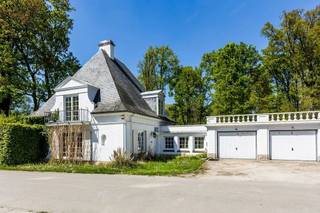 Rosières, in het hart van een privédomein van 7 hectare, gelegen in het platteland maar dicht bij alle voorzieningen (scholen, winkels, station, snelweg), charmante te renoveren villa van architect Lipszyc, met een bruto oppervlakte van 205m² op een privéterrein van bijna 11 are 39.<br /><br />De begane grond bestaat uit een inkomhal met vestiaire, stookruimte en gastentoilet, een dubbele garage, een ingerichte keuken, een woonkamer met open haard, een kantoor, een slaapkamer en een badkamer.<br /><br />De eerste verdieping bestaat uit een nachthal met apart toilet en toegang tot de zolderruimte, 3 slaapkamers en 2 badkamers.<br /><br />Een tuin omringt de villa en geeft een privé karakter aan de villa.<br />Verder is er een natuurleien dak, nieuwe dubbele beglazing uit 2014, een mazoutketel, een conform watervat van 5000 liter, een gemeenschappelijk zwembad, een automatische poort en een conciërge.<br />Maandelijkse kosten (onderhoud van het domein, bewaking, etc.): 280€/maand. EPC: E<br /><br />Zeldzaam vastgoed om naar eigen smaak te renoveren, midden in de natuur en rustig gelegen.<br /><br />Informatie en afmetingen zijn indicatief en niet-contractueel.