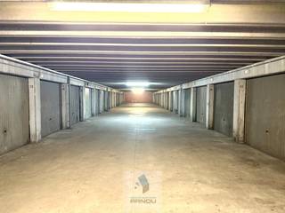 In het centrum van Deinze bieden wij deze ruime dubbele garagebox aan, ideaal voor het parkeren van twee wagens achter elkaar, extra opslagruimte...