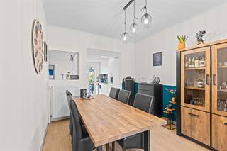 <p>ALTRO VASTGOED VERKOOPT: gelieve in te schrijven via de website voor het eerste bezoekmoment</p><p>Welkom in de "Boerenstraat" te Zelzate. Rustig wonen nabij het centrum, winkels en faciliteiten. Deze instapklare woning werd oorspronkelijk gebouwd in 1952 maar kreeg een volledige renovatie in 2018. De huidige eigenaar kocht deze aan in 2020. Een rustig gelegen en instapklare woning, met voldoende parkeergelegenheid rondom.</p><p>Indeling van de woning:</p><p>Op het gelijkvloers hebben we een inkomhal naar de lichtrijke leefruimte met toegang tot open keuken en zicht op de tuin. Een afzonderlijk toilet en badkamer (met douche en ligbad) vinden we tevens ook op de gelijkvloerse verdieping.</p><p>Boven hebben we 2 ruime slaapkamers, aan de voor- en achterzijde van de woning.</p><p>Genieten kan in het zuidoost georiënteerde terras en de verzorgd aangelegde tuin. Ook een tuinberging is aanwezig.</p><p>De woning is volledig asbestveilig en beschikt over een conforme elektrische keuring.</p><p>Dit is dé woning voor startende koppels of mensen op zoek naar een instapklare woning</p><p>*Deze prijs is een richtprijs, elke bieding zal worden besproken met de verkoper.</p><p>Benieuwd naar meer van deze woning? Kom gerust langs op het bezoekmoment en ontdek de vele voordelen!</p><p>Voor meer vragen contacteer Jari : +32 456 95 38 28 - jari@altro-vastgoed.be</p>