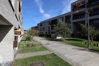 <p>Deze recente en energie zuinige woning betreedt u op het gelijkvloers via de lichte hal met gastentoilet. Via een glazendeur heeft u toegang naar de zonnige leefruimte met aansluitend een volledig geïnstalleerde eetkeuken. Vanuit de keuken en de leefruimte heeft u directe toegang naar de zuidwest georiënteerde tuin van 108m² inclusief een ruim terras van 50m². Op de verdieping treft u 3 ruime slaapkamers(19m², 14m² & 12m²), een apart toilet en een geïnstalleerde badkamer met inloopdouche. Ondergronds, inpandig, beschikt deze woning over 2 afgesloten parkeerplaatsen. Algemene kosten 150,-€/maand.</p>