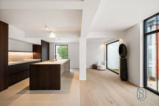 In de Molenstraat in Deerlijk bevindt zich deze instapklare alleenstaande villa op een perceel van 1.448 m², kwalitatief en smaakvol...