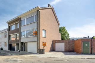 Ontdek deze ruime bel-etagewoning op een uitstekende locatie in het centrum van Aarschot. Dankzij de centrale ligging geniet je hier van het comfort om alle dagelijkse voorzieningen binnen handbereik te hebben. Winkels, scholen, horeca en openbaar vervoer bevinden zich vlakbij, terwijl ook de oprit van de E314 vlot bereikbaar is. De woning biedt maar liefst 205 m² bewoonbare oppervlakte en staat op een perceel van 2a 30ca. Binnenin vind je aangename en ruime leefruimtes met tal van mogelijkheden om er een gezellige thuis van te maken. Met drie volwaardige slaapkamers en een badkamer is er voldoende plaats voor een gezin, thuiswerk of een extra hobbyruimte. Een belangrijke troef is de inpandige en tweede garage, die zorgen voor extra parkeer- en bergruimte – een absoluut pluspunt in het centrum. De woning beschikt over EPC-label D. Ben je op zoek naar een ruime woning met garage, veel potentieel en vooral een bijzonder gunstige ligging in Aarschot? Dan is deze bel-etagewoning zeker een bezoek waard.