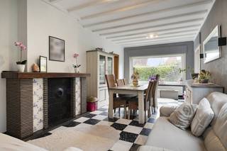 Deze charmante woning is gelegen in Bloemenhof te Oudenaarde, een rustige buurt met een vlotte verbinding naar het centrum, winkels, scholen en belangrijke invalswegen. Dit op te frissen huis met veel potentieel heeft een bewoonbarre oppervlakte van 190 m² en telt 4 kamers, een garage en een tuin. INDELING: Gelijkvloers: * inkomhal met apart toilet* keuken met frigo, oven en keramische kookplaat* leefruimte 1* leefruimte 2 of bureau/slaapkamer* garage met elektrische poort en aansluiting wasmachine* kelderEerste verdieping:* 4 slaapkamers* badkamer met ligbad, toilet en lavabomeubel* nachthal met zolderluikExterieur:* tuinberging* tuin met terrasALGEMENE INFORMATIE:* de woning is verhuurd* centrale verwarming op aardgas (radiatoren)* ramen vernieuwd (PVC) + rolluiken aanwezig* stadswater en regenwater aanwezig Dit pand is onderworpen aan de renovatieverplichting van de Vlaamse overheid voor residentiële gebouwen (behoudens bij sloop binnen 5 jaar na de aankoop). Consulteer voor meer informatie de website van het Vlaams Energie- en Klimaatagentschap via https://www.vlaanderen.be/een-woning-kopen/renovatieverplichting-voor-residentiele-gebouwen