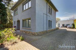 <p>Op zoek naar ruimte, privacy én heel veel potentieel? Deze vrijstaande villa is gelegen op een royaal perceel in het gegeerde Edegem en biedt een unieke combinatie van wonen en werken.<br />De woning bevindt zich centraal op het perceel en wordt omgeven door heel veel groen, wat zorgt voor een aangename rust en volledige privacy. Binnenin geniet u van een solide structuur en ruime volumes, ideaal om verder te moderniseren naar eigen smaak.<br />Achteraan het perceel bevindt zich een afzonderlijk atelier/werkruimte, perfect voor zelfstandigen, hobbyisten of wie nood heeft aan extra opslag of praktijkruimte. Dankzij de aparte toegang en de ruime oprit zijn hier verschillende invullingen mogelijk.</p><p>bijzonderheden:</p><p>Ruim villaperceel met uitstekende oriëntatie (1776 m2)</p><p>Vrijstaande woning met veel lichtinval en potentieel</p><p>Multifunctioneel bijgebouw/atelier</p><p>Vlotte bereikbaarheid naar invalswegen en centrum</p><p>Ideaal voor combinatie wonen/werken</p><p>Het perceel is bestemd voor KMO - en ambachtelijke activiteiten, ideaal voor ondernemers. Mogelijkheid tot combinatie wonen/werken (mét mogelijkheid tot “1 ruime villa voor zaakvoerder”). Geschikt voor productie, opslag, atelier of dienstverlening. Een eigendom met karakter en mogelijkheden op een strategische ligging — perfect voor wie ruimte zoekt om te ondernemen of uw droomvilla te realiseren.<br />meer info via www.guldentopsvastgoed.be<br />contacteer ons nu voor een bezoek op één van onze eerste bezoekmomenten</p>