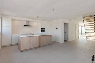 Schitterend nieuwbouw duplexappartement met 2 slaapkamers in centrum Brecht6% BTW mogelijk!Grondaandeel: €97.000 (registratierechten 12%)Constructie:...