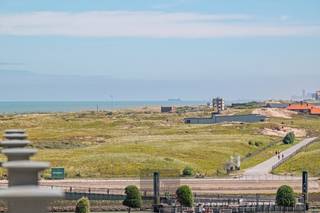 Op een absolute topligging, aan de inkom van Nieuwpoort-Bad, bevindt zich dit lichtrijke hoekappartement op de vijfde verdieping. Dankzij de centrale ligging bent u op wandelafstand van de zeedijk, het strand, de winkelstraat, de wandelpromenade en de sfeervolle havengeul. Alle voorzieningen bevinden zich binnen handbereik, waardoor u optimaal kunt genieten van het leven aan zee.<br />De hoekligging en de grote raampartijen zorgen voor een uitzonderlijk open en vrij uitzicht, met een prachtige doorkijk over de omgeving en zicht op de havengeul. De lichtrijke leefruimte sluit naadloos aan op de open keuken en geeft rechtstreeks toegang tot het ruime, zonnige hoekterras, waar u in alle rust kunt genieten van de zon en het panoramische uitzicht.<br />Het appartement beschikt over een inkomhal met apart gastentoilet en praktische bergruimte, twee volwaardige slaapkamers, waarvan één met rechtstreekse toegang tot het terras, en een verzorgde badkamer uitgerust met een inloopdouche en een wastafel.<br />Als extra troef beschikt het appartement over een privatieve kelderberging, ideaal voor het opbergen van fietsen, strandmateriaal of extra voorraad.<br />Bent u op zoek naar een instapklaar appartement met veel lichtinval, een uitstekende ligging en een uniek open uitzicht in Nieuwpoort-Bad? Dan is dit zonder twijfel een bezoek waard. EPC: 196 kWh/m². Vraagprijs: 445000€