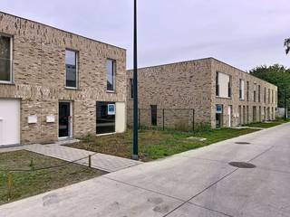 Deze HOB op lot 6 is gebouwd op een perceel van 222 m² en achteraan ontsloten door een uitweg die uitgeeft op jouw eigen parkeerplaats. De tuinomheining en tuinhuis zijn inbegrepen in de prijs.<br />GLVLS: inkom, wc, ruime living met ingerichte keuken met eiland en berging. De grote aluminium raampartijen zorgen voor veel lichtinval.<br />1ste VERD.: drie slpk, wc, badk. met ligbad, douche en badmeubel met dubbele lavabo en berging.<br /><br />Energieneutrale woning (E-peil -14! = A+label) dankzij het doorgedreven isolatiepakket, warmtepomp met vloerverwarming (+ koeling), zonnepanelen (6480 wp) en ventilatiesysteem D. Hiermee voldoe je aan de toekomstige normen en bespaar je uitermate op je woonkost.<br /><br />Ideaal gelegen in residentiële omgeving vlakbij tramhalte en vlotte fietsverbinding naar centrum Gent. Winkels en scholen zijn vlakbij. <br /><br />De kers op de taart? Een nieuwbouwwoning die sneller beschikbaar is én je eigen keuken, badkamer, vloeren etc. kiezen! Voor de binnenafwerking kan je rekenen op de begeleiding én expertise van ons team en onze partners<br /><br />De vermelde prijs is excl. btw en kosten.<br />Meer info via 09 280 60 60 of info@durabrik.be<br />Download de brochure op https://durabrik.immo/wondelgem<br /><br />* Afbeeldingen en oppervlaktes zijn indicatief.