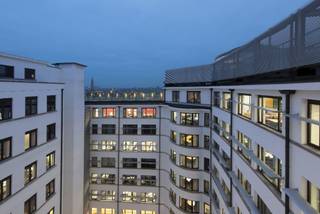 Le fameux "Shell Building" est situé dans la région Bruxelles-capitale, dans le centre-ville. Il comprend 7 étages utilisables comme bureaux. Par contre le rez-de-chaussée possède des commerces, un restaurant, deux larges corridors , un théâtre, une salle de conférence et une entrée parking. Le building possède également une terrasse de 500m² sur le toit du coté Cantersteen. Complètement rénové.<br />Availibility: 01/07/2027 <br />Parking intérieur: 2.000 Euro/place/an (Ratio: 1/100m²).