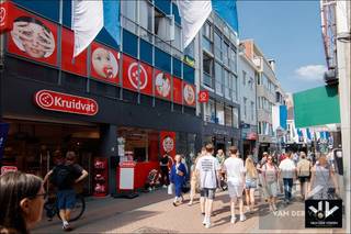 <strong><u>Instapklaar 2-slaapkamerappartement recht in het centrum van Hasselt - met 2 kelderbergingen! <br /><br />TROEVEN:</u></strong><br />- Energiezuinig: EPC label B! <br />- Elektrische installaties goedgekeurd tot 2047 <br />- 2 slaapkamers <br />- Centrumlocatie met alle voorzieningen binnen handbereik <br />- 2 kelderbergingen, waarvan eentje van maar liefst 17 m² <br /><br />Welkom in dit tof appartement in de Hasseltse Demerstraat, dé winkelstraat bij uitstek in het altijd levendige stadscentrum! Het appartement is gelegen op de tweede verdieping en bereikbaar via de centrale traphal of met de lift. De indeling omvat aan de straatzijde een ruime woonkamer, een geïnstalleerde keuken en een gezellig overdekt terras met zicht op de winkelstraat.<br />Centraal in het appartement is er de inkomhal, het toilet, de badkamer met ligbad en wastafel en een aparte berging/wasplaats. Aan de achterzijde tenslotte zijn er 2 slaapkamers die beiden toegang geven tot een tweede terras. Voor extra opslagruimte is er een zeer ruime en afsluitbare berging van maar liefst 17 m² in de kelderverdieping. Het appartement werd door de huidige bewoner volledig gerenoveerd waaronder laminaatvloeren, een moderne keuken, elektrische screens aan de voorzijde, en rolluiken aan de achterzijde, eveneens elektrisch. <br /><br />In het complex is er een gezamenlijke fietsenstalling voor de bewoners en voor de auto biedt de stad gratis bewonersparkeren voor 2 voertuigen aan in zone centrum, met uitbreiding naar enkele slagboomparkings in de nabije omgeving.<br /><br />Een instapklaar, tof appartement op een perfecte locatie voor diegene die ten volle van het stadsleven wenst te genieten of op zoek is naar een rendabele investering! René leidt je met veel plezier rond. 