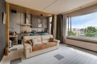 <strong>Er worden 2 afzonderlijke studio's verkocht, waarvan één enkel over een keuken beschikt en de andere enkel over een open badkamer. De vraagprijs betreft €120.000,00 per studio. De gevel en terrassen werden zopas volledig vernieuwd.<br /></strong><br /><strong>Indeling:<br /></strong>Via een veiligheidsdeur betreedt u de gemeenschappelijke inkomhal van <span>beide studio's</span>.<br /><br /><span>Enerzijds links:</span><br /><span><strong>Lichtrijke studio</strong> met ingemaakte kasten en een apart toilet. Hoogwaardige keuken die voorzien is van kwaliteitstoestellen, waaronder een groot <strong>kookfornuis van Boretti</strong>. Links van de keuken zijn er aansluitingen voorzien voor een douche/ badkamer.<br /><br /><span>Anderzijds rechts:</span><br /><strong>Open studio</strong> met ingemaakte kasten en een apart toilet. De badkamer is voorzien van een ligbad en dubbele wastafel. Rechts van de badkamer is er een ingemaakte kast met voorzieningen voor een keuken.</span><br /><br /><strong>Bijzonderheden:<br /></strong>Dak <strong>gerenoveerd en geïsoleerd;</strong><br />Gevelrenovatie betaald door huidige eigenaar;<br /><strong>Kosten: </strong>€160,00 per studio per maand (verbruik algemene delen (elektriciteit hal, lift) + <strong>provisie koud/warm water en verwarming inbegrepen</strong>).<br /><br /><strong>Ligging:</strong><br /><span>Op wandelafstand van Brouwerij De Koninck, vlakbij openbaar vervoer, winkelstraten, parken, scholen, invalswegen,...</span>