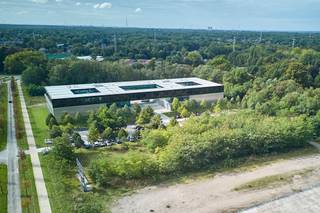 <h1>LABO’S TE HUUR – FACTHORY | THOR PARK GENK</h1>
<p><strong>Professionele laboratoriumruimte voor innovatieve bedrijven in een unieke productie- en R&D-omgeving.</strong></p>
<p>Op <strong>THOR PARK in Genk</strong> biedt <strong>FacThory</strong> gespecialiseerde labo-, productie- en kantoorruimte voor innovatieve ondernemingen die hun <strong>proof-of-concept, R&D-activiteiten of slimme productie</strong> willen realiseren.</p>
<p>FacThory is een multifunctioneel bedrijfsgebouw van <strong>8.000 m²</strong>, verdeeld over drie bouwlagen. De ruimtes zijn <strong>modulair opgevat</strong> en kunnen individueel of gecombineerd worden gehuurd.</p>
<h3>LABO’S – 1E VERDIEPING</h3>
<p>Op de eerste verdieping bevinden zich <strong>13 laboratoriumunits van 42 m² tot 309 m²</strong>, uitgerust met technische faciliteiten voor <strong>onderzoek, ontwikkeling en testing</strong>.</p>
<p>De labo’s zijn ideaal voor innovatieve bedrijven die hun activiteiten willen uitbouwen in een professionele omgeving met directe aansluiting op productie en technologie.</p>
<p><strong>Fase 1 is grotendeels verhuurd. Informeer naar de actuele beschikbaarheid.</strong></p>
<h3>MEER DAN EEN LABO</h3>
<p>Binnen FacThory kunnen verschillende functies met elkaar worden gecombineerd. Zo is het mogelijk om een <strong>labo te koppelen aan een kantoorunit of productieruimte</strong>, waardoor een geïntegreerde werkomgeving ontstaat die volledig kan worden afgestemd op de noden van uw onderneming.</p>
<p>Daarnaast beschikken gebruikers over gemeenschappelijke <strong>vergader-, eet- en ontspanningsruimtes</strong> en een aangenaam <strong>buitenterras</strong>.</p>
<h3>INNOVATIEVE PRODUCTIEOMGEVING</h3>
<p>FacThory richt zich specifiek op <strong>innovatieve productiebedrijven</strong> die hun proof-of-concept op de campus willen realiseren of een slimme productieunit willen opstarten.</p>
<p>De focus ligt op <strong>slimme, duurzame en geconnecteerde productie</strong>, waardoor bedrijven terechtkomen in een omgeving waar technologie, innovatie en ondernemerschap centraal staan.</p>
<h3>OOK PRODUCTIE- & KANTOORRUIMTE</h3>
<p>Naast de labo’s beschikt FacThory over:</p>
<p><strong>Productieruimtes – gelijkvloers</strong><br />8 units van <strong>248 m² tot 1.039 m²</strong>, voorzien van industriële faciliteiten. Fase 1 is grotendeels verhuurd en fase 2 is momenteel in ontwikkeling.</p>
<p><strong>Casco kantoorunits – 2e verdieping</strong><br />25 units van <strong>77 m² tot 358 m²</strong>, volledig vrij in te richten en combineerbaar met een labo of productieruimte.</p>
<p>Daarnaast is er momenteel een <strong>nieuw FacThory-gebouw in aanbouw</strong>, met bijkomende productieruimtes en casco kantoorunits.</p>
<h3>UW RUIMTE OP THOR PARK</h3>
<p>FacThory biedt innovatieve ondernemingen de mogelijkheid om <strong>onderzoek, ontwikkeling, kantoor en productie</strong> op één locatie te combineren.</p>
<p><strong>Beschikbaarheid, oppervlaktes en huurvoorwaarden op aanvraag.</strong></p>
<p>Neem contact op met info@jansenrealestate.be of 011/39 90 50 voor meer informatie over de beschikbare labo’s en de mogelijkheden binnen FacThory op <strong>THOR PARK in Genk</strong>.</p>