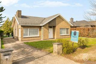 <p>Te koop: ruime en rustig gelegen gelijkvloerse gezinswoning met grote tuin en garage, op een topligging in Waregem. <br /><br />Op een topligging in Waregem, vlak bij het Amerikaans kerkhof en met een snelle verbinding naar de E17, bevindt zich deze gelijkvloerse open bebouwing met drie slaapkamers, garage en een grote tuin.<br /><br />Wat maakt deze woning uniek?<br />Je komt binnen via de inkomhal met apart gastentoilet, gevolgd door een grote, lichtrijke leefruimte die uitkijkt op de zonnige tuin. De keuken is praktisch ingericht en beschikt over een extra ontbijthoek. Verder biedt de woning drie volwaardige slaapkamers, een badkamer en een nachthal.<br />Een inpandige garage is aanwezig, net als een grote geïsoleerde zolder die mogelijkheden biedt.<br />In de grote tuin met terras vind je bovendien een extra garage/opbergplaats met bijkomend terrasje.<br /><br />Troeven van deze woning<br />• Topligging in Waregem<br />• Snelle toegang tot de E17<br />• Rustige straat met veel privacy<br />• Gelijkvloerse open bebouwing<br />• Inpandige garage<br />• Zonnige en goed onderhouden tuin<br />• Ruime geïsoleerde zolder<br /><br />Interesse? Bezoek na afspraak via charlotte@immobeguin.be</p>