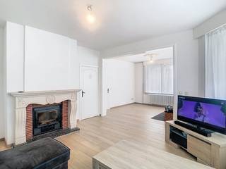 Deze halfopen woning bevindt zich in het dorpscentrum van Watou, op zo'n 10 minuten van Poperinge. In het dorp is er een buurtsupermarkt,...