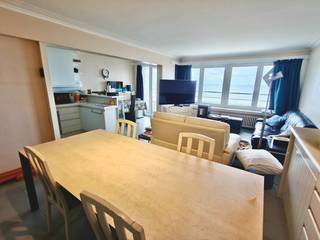 Bel appartement de 3 chambres à coucher sur la digue de Middelkerke avec une vue magnifique sur la mer. Cuisine ouverte rénovée avec tout le confort moderne, beaucoup d'espace de rangement. Salle de bain moderne avec douche et double lavabo. Toilettes séparées. 3 chambres dont 2 très spacieuses et 1 petite chambre. Grand débarras et cave privative inclus dans le prix !