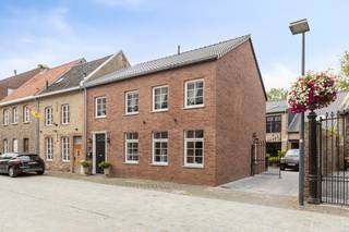Karaktervolle woonst met indrukwekkend interieur in hartje Oud-Rekem!Deze unieke woonst combineert stijlvol wonen met een hoogwaardig afgewerkt...