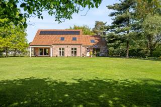 Ontdek deze charmante landelijke villa, gelegen in een rustige en groene omgeving. Via de lange oprijlaan bereikt u de woning, die meteen een...