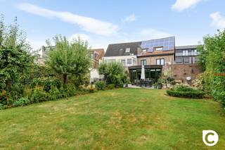 <p><span>Instapklare halfopen bebouwing met 4 slaapkamers, bureau en zuidwestgerichte tuin in centrum van Aartselaar</span></p><p><span> </span></p><p><span>Deze verzorgde en goed onderhouden halfopen bebouwing combineert ruimte, comfort en energiezuinigheid op een uitstekende locatie in Aartselaar. De woning staat op een mooi zuidwest georiënteerd perceel van 610 m² en beschikt over maar liefst 4 slaapkamers, een extra bureaukamer, een ruime garage en een oprit voor meerdere wagens.</span></p><p><span>Dankzij de 17 zonnepanelen in combinatie met een thuisbatterij en de aanwezige airco’s geniet u bovendien van hedendaags wooncomfort.</span></p><p><span> </span></p><p><span>Indeling:</span></p><p><span>Gelijkvloers</span></p><p><span>Bij binnenkomst valt meteen de lichtrijke en aangename leefruimte op. De open indeling zorgt voor een mooie verbinding tussen de woonkamer, eetruimte, keuken en de veranda/uitbouw.</span></p><p><span>De gezellige leefruimte is uitgerust met airconditioning. De open keuken is volledig ingericht en voorzien van de nodige toestellen. Aansluitend bevindt zich een praktische berging met douche, ideaal als extra bergruimte of voor dagelijks gebruik.</span></p><p><span>Via de grote schuiframen komt u rechtstreeks op het zonnige terras en in de verzorgde tuin. Dankzij de zuidwestelijke oriëntatie kunt u hier optimaal genieten van de zon. De tuin biedt bovendien veel privacy en vormt een heerlijke plek om te ontspannen, te spelen of gezellig samen te zijn met familie en vrienden.</span></p><p><span>Verder bevinden zich op het gelijkvloers een gastentoilet, ruime garage en een brede oprit met plaats voor meerdere wagens.</span></p><p><span> </span></p><p><span>Eerste verdieping</span></p><p><span>Op de eerste verdieping bevinden zich twee ruime slaapkamers voorzien van airco, naast een volledig uitgeruste badkamer met ligbad, lavabomeubel en toilet.</span></p><p><span>Daarnaast is er een veelzijdige extra ruimte die perfect dienst kan doen als bureaukamer, babykamer of dressing.</span></p><p><span> </span></p><p><span>Tweede verdieping</span></p><p><span>De tweede verdieping omvat nog twee volwaardige slaapkamers, waardoor de woning in totaal beschikt over vier slaapkamers. Ideaal voor een gezin, thuiswerk of wie nood heeft aan extra ruimte.</span></p><p><span> </span></p><p><span>Overzicht werken:</span></p><ul><li><span>Veranda/ uitbouw: 1999</span></li><li><span>Nieuwe verwarmingsketel= 2010</span></li><li><span>Ramen, garagepoort vernieuwd in 2013 </span></li><li><span>Plaatsen zonnepanelen: 17 stuks: 2016</span></li><li><span>Plaatsen airco: 2020</span></li><li><span>Thuis batterij voor de zonnepanelen: 2022</span></li></ul><p><span> </span></p><p><span>Troeven</span></p><ul><li><span>Zeer goed onderhouden halfopen bebouwing van 1991</span></li><li><span>4 slaapkamers + bureaukamer</span></li><li><span>Lichtrijke leefruimte op het gelijkvloers</span></li><li><span>Open keuken met toestellen</span></li><li><span>Veranda/uitbouw van 1999</span></li><li><span>Veel natuurlijke lichtinval</span></li><li><span>17 zonnepanelen met thuisbatterij</span></li><li><span>Airconditioning aanwezig</span></li><li><span>Ruime garage</span></li><li><span>Oprit met plaats voor meerdere wagens</span></li><li><span>Zuidwest georiënteerd perceel van 610 m²</span></li><li><span>Verzorgde en privacyvolle tuin</span></li><li><span>Kruipkelder</span></li><li><span>Betonconstructie</span></li><li><span>Kindvriendelijke en centrale ligging</span></li><li><span>Op wandelafstand van het centrum van Aartselaar</span></li></ul><p><span> </span></p><p><span>Wacht niet te lang om deze woning te ontdekken. Een instapklare woning met zoveel ruimte en een zuidwestgerichte tuin op deze centrale ligging is bijzonder gegeerd.</span></p><p><span> </span></p><p><span> </span></p><p><span> </span></p><p><span> </span></p><p><span> </span></p><p><span> </span></p>