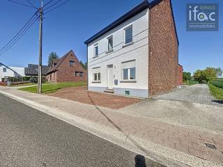 Aangename en goed gelegen 3 slaapkamer woning, met garage en ruime tuin! Op het gelijkvloers: Ruime en mooi belichte woonkamer (+/-30m²)...