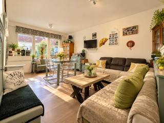 Gezellig, <strong>INSTAPKLAAR 2-SLAAPKAMERAPPARTEMENT</strong> met <strong>RUIME GARAGE</strong> en zolder, gunstig gelegen te Lessen. Bij het betreden van het appartement komt u terecht in de inkomhal met afzonderlijk toilet. De lichtrijke woonkamer vormt een aangename leefruimte en sluit mooi aan op de <strong>INGERICHTE KEUKEN</strong>. Verder beschikt het appartement over <strong>TWEE VOLWAARDIGE SLAAPKAMERS</strong> en een ingerichte badkamer. Een belangrijke <strong>EXTRA TROEF IS DE RUIME ZOLDER</strong>, die heel wat bijkomende <strong>OPBERGMOGELIJKHEDEN</strong> biedt. Dankzij de goede bereikbaarheid en de nabijheid van openbaar vervoer, winkels, scholen en <strong>BELANGRIJKE INVALSWEGEN</strong> geniet u hier van een praktische ligging voor het dagelijkse leven. Ook een <strong>RUIME GARAGE</strong> is inbegrepen. Momenteel verhuurd aan <strong>690 EUR/MAAND</strong>.<br /><br /><strong>Adres: </strong>Chaussée de Renaix 30A, 7860 Lessen<br /><br />PEB: 203 kWh/m² - UC: 20221029001263