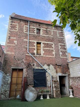 Een zeldzame opportuniteit voor liefhebbers van wonen met karakter, dit prachtig historisch renovatieproject met uitstraling.<br /><br />In de Sint-Truiderstraat vind je dit bijzonder karaktervolle stadspand met een rijke geschiedenis, authentieke elementen en een indrukwekkend historisch achtergebouw. Het eigendom strekt zich diep uit op het perceel en biedt een zeldzame combinatie van charme, ruimte en renovatiepotentieel.<br /><br />Vooraan bevindt zich de voormalige handelsruimte met authentieke houten winkelinrichting en originele apothekerskasten, die meteen de historische sfeer van het pand benadrukken. Aansluitend kom je in de gezellige leefruimte met authentieke vloeren en een prachtige marmeren schouw. De woonkamer loopt in L-vorm over naar de eiken keuken, die via een groot doorgeefluik verbonden is met het vroegere binnenkoertje.<br /><br />Het voormalige koertje, afgewerkt met een blauwe hardstenen vloer, vormt vandaag een gesloten tussenruimte tussen het hoofdgebouw en het achterliggende volume. Vanuit deze ruimte is er eveneens toegang tot de authentieke gewelfde kelderruimtes onder het voorste gedeelte van de woning.<br /><br />Doorheen het pand blijven tal van originele elementen bewaard, waaronder granito-/terrazzo vloeren, oude houten plankenvloeren, authentieke trappen en zichtbare historische details die het karakter van de woning versterken.<br />Via een vaste trap bereik je de ruime zolderverdieping met houten vloer en authentieke dakstructuur.<br /><br />Op de verdieping bevinden zich 3 ruime slaapkamers en een vernieuwde badkamer. Vanuit de achterliggende slaapkamer kijk je uit over het vroegere binnengebied, een plek die zich perfect leent voor het creëren van een patio, binnentuin of stijlvolle glazen veranda.<br /><br />Absolute blikvanger is zonder twijfel het indrukwekkende historische achtergebouw met een hoogte van circa 12 meter, voorzien van een prachtig zichtbaar houten gebinte en een unieke ruimtelijke beleving. Dit uitzonderlijke volume biedt enorm veel mogelijkheden voor wie droomt van een karaktervolle woning, atelier, loftconcept of een bijzondere combinatie van wonen en werken.<br /><br />Veel potentieel voor wonen, atelier of loftconcept, unieke mogelijkheid tot patio, binnentuin of glazen veranda. <br /><br />INTERESSE? Maak dan telefonisch een afspraak voor bezichtiging op het nummer 012 23 00 23 of mail uw vragen aan roland@immo-leroi.be.