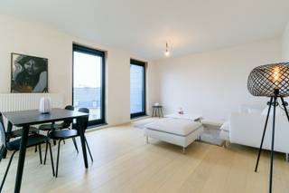 Penthouse van 120 m2 op de 3e verdieping van een kleine residentie met lage syndic kost in Kortrijk. Aankoop mogelijk aan BTW tarief van 6 %. Zeer energiezuinig: E peil 44. <br /><br />Energiezuinig appartement met 3 slaapkamers in centrum Kortrijk - zeer veel licht en ruimte - hoogstaand afgewerkt met parket , natuursteen en kwaliteitskeuken met werkblad in graniet - ruime badkamer met inloopdouche - fietsenberging. Mooi zuidgericht terras van 12m³ met verzichten.<br /><br />Mogelijkheid om een garage aan te kopen (23.000 euro excl kosten) - elektrisch laadpunt anwezig.<br /><br />Vlotte verbinding naar R8. De Leie, winkelcentrum K en de Grote Markt liggen op wandelafstand. <br /><br />Prijs appartement 299.000 euro excl kosten. Aankoop mogelijk aan BTW tarief van 6 %