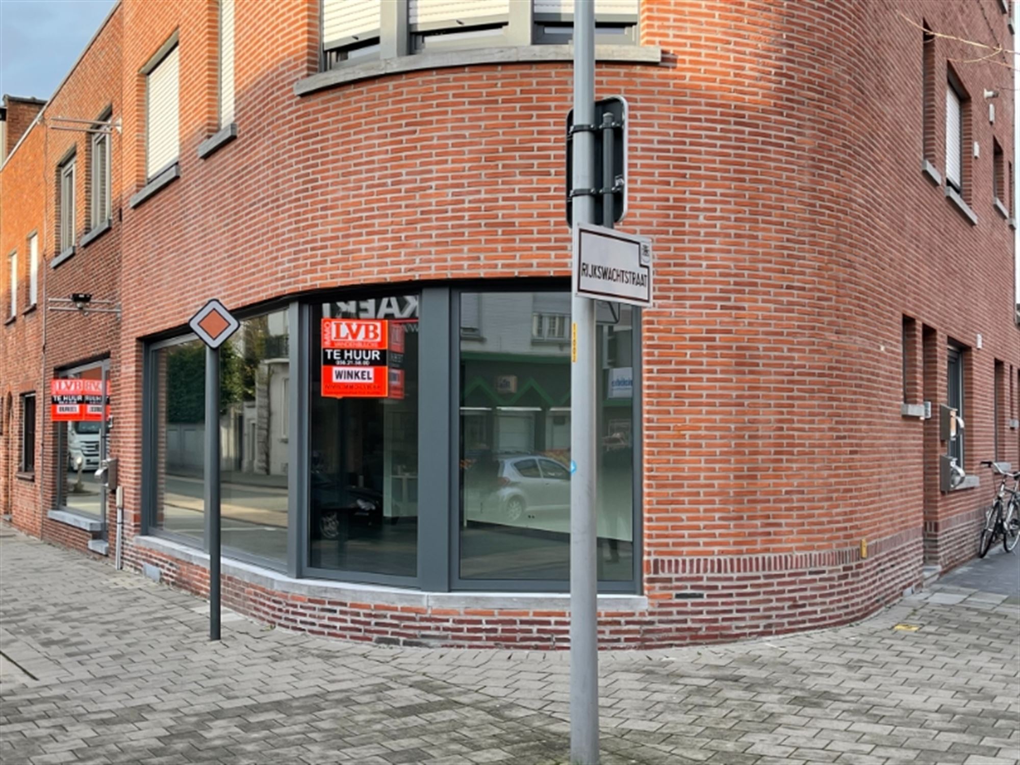 Retail space - photo 2