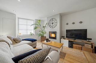 Instapklare, duurzaam gerenoveerde woning met garage en uitweg achteraanOp zoek naar een woning waar stijl, comfort en praktische indeling perfect...