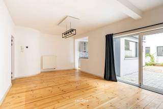Op een centrale en praktische ligging in de Dorpstraat 1A te Burcht vinden we dit lichtrijke appartement met 2 slaapkamers, een ruime tuin en garage.<br /><br />De leefruimte is aangenaam en voorzien van airconditioning. Ook in de slaapkamer is airco aanwezig. Verder beschikt het appartement over twee slaapkamers, een ruime badkamer met dubbele lavabo, ligbad en douche en een extra vestiaire/berging.<br /><br />De ruime tuin is een echte troef en is rechtstreeks bereikbaar via de garage. Achteraan de tuin bevindt zich bovendien een grote polyvalente ruimte, die je volledig naar eigen wens kan gebruiken als bureau, atelier, hobbyruimte, magazijn of extra bergruimte.<br /><br />Extra opbergruimte vind je in de privatieve kelder.<br /><br />Ook parkeren is eenvoudig: naast de eigen garage is er op slechts 50 meter gratis openbare parkeergelegenheid.<br /><br />Troeven:<br />• EPC C – 208 kWh/m²/jaar<br />• Elektriciteit conform<br />• Asbestveilig<br />• Airco voorzien <br /><br />Ben je op zoek naar een lichtrijk appartement met een ruime tuin, garage en extra mogelijkheden op een centrale ligging in Burcht? Contacteer ons gerust voor meer info of een bezoek.