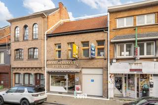 <p><span>Handelspand met woonst op commerciële ligging te Aalst.</span></p><p><span> </span></p><p><span> </span></p><p><span>Bakkerij “Edelweis’. is gelegen in de Gentsestraat te Aalst. Deze goed draaiende handelszaak wordt stopgezet wegens pensioen.</span></p><p><span>Mogelijkheid tot overname winkelinrichting en al het materiaal van de bakkerij.</span></p><p><span> </span></p><p><span> </span></p><p><span>De handelszaak  bestaat uit winkelgedeelte, keuken, woonkamer,  kelder, gastentoilet, bakkersatelier. Er is een vaste trap die toegang geeft tot de bovenverdieping, die momenteel dienst doet als stockage.</span></p><p><span>Er is een dubbele garage met automatische poort.</span></p><p><span>Boven de bakkerij is er een ruim appartement met twee slaapkamers. Dit appartement heeft een mooie leefruimte met aanpalend terras (16m²) , een volledig uitgeruste keuken. </span></p><p><span>Verder zijn er 2 slaapkamers en badkamer. Er is eveneens een zolder met vaste trap.</span></p><p><span>De totale bewoonbare oppervlakte bedraagt 307m².</span></p><p><span>Het appartement kan afzonderlijk verhuurd worden.</span></p><p><span> </span></p><p><span>EPC label C met als unieke code: 20230114-0002780513-KNR-1</span></p><p><span> </span></p><p><span> </span></p><p><span>Deze locatie is een huidige bakkerij maar kan ook perfect dienst doen voor andere doeleinden (beenhouwerij, traiteur, restaurant, nagelstudio….) De ligging garandeert een goede visibiliteit van uw handelszaak.</span></p><p><span>Kortom, u bent op zoek naar een eigen bakkerij of een andere zaak!</span></p><p><span> </span></p><p><span>Neem vandaag nog contact op met ons voor een bezoek in te plannen. Bel naar Ann Hemelaer 0477/41 46 16</span></p><p><span> </span></p><p><span> </span></p>