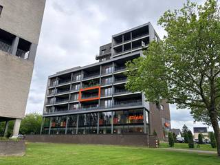 <p><span>Instapklaar 2-slaapkamerappartement met ruim terras op uitstekende locatie in Hasselt</span></p><p><span> </span></p><p><span>Dit instapklare 2-slaapkamerappartement aan de </span><span>Kramerslaan 15 in Hasselt</span><span> biedt een ideale combinatie van comfort, ruimte en een uitstekende bereikbaarheid.</span></p><p><span> </span></p><p><span>De ligging is zonder twijfel één van de grootste troeven. Vanaf hier bereikt u vlot de autostrade naar Antwerpen – Brussel - Leuven en Genk. Daarnaast liggen het stadscentrum van Hasselt, openbaar vervoer, scholen en tal van winkels op korte afstand. Zo bevinden onder andere </span><span>Carrefour</span><span> en </span><span>Colruyt</span><span> zich in de onmiddellijke omgeving.</span></p><p><span> </span></p><p><span>Het appartement is gelegen boven Ethias en beschikt over een ruime gemeenschappelijke parking voor bewoners en bezoekers. Dankzij de aanwezige lift geniet u bovendien van extra comfort.</span></p><p><span>De parking ligt voor het Ethias kantoor.</span></p><p><span> </span></p><p><span>Indeling</span></p><p><span>Via de afgesloten inkomhal komt u eerst in een praktische berging met aansluitingen voor wasmachine en droogkast en voldoende extra opbergruimte.</span></p><p><span>De ruime woon- en eetkamer met open keuken vormt het hart van het appartement. Vanuit de leefruimte heeft u rechtstreeks toegang tot het ruime, overdekte terras, waar u in alle rust kunt genieten.</span></p><p><span>Via de nachthal bereikt u het aparte toilet, de badkamer met douche, ligbad en lavabomeubel, en twee volwaardige slaapkamers.</span></p><p><span>Troeven</span></p><ul><li><span>Instapklaar appartement </span></li><li><span>2 slaapkamers </span></li><li><span>Ruim overdekt terras </span></li><li><span>Lift aanwezig </span></li><li><span>Grote gemeenschappelijke parking </span></li><li><span>Vlak bij de autosnelweg </span></li><li><span>Op korte afstand van het centrum van Hasselt </span></li><li><span>Carrefour, Colruyt en andere winkels in de directe omgeving </span></li><li><span>Scholen en openbaar vervoer op wandelafstand </span></li><li><span>Videofoon aanwezig </span></li></ul><p><span>De maandelijkse gemeenschappelijke kosten bedragen een forfait van </span><span>€ 70</span><span>.</span></p><p><span>Interesse? Contacteer ons via </span><span>marleen@mca-vastgoed.be</span><span> of telefonisch op </span><span>0485 34 56 71</span><span> voor meer informatie of een bezichtiging.</span></p><p><span> </span></p><p><span> </span></p>