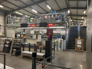 Uitstekend gelegen magazijn van ca. 800 m² met mezzanine en ca. 200 m² kantoren, verdeeld over twee verdiepingen, in de Glasstraat...