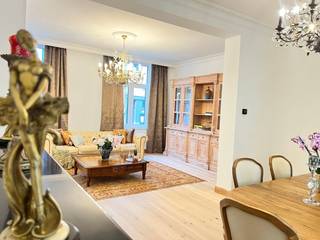 <p>Herenhuis van bijna 7 meter breed, EPC A, Lobroekplein</p><p>Zeldzaam brede leefverdieping, 5 slaapkamers en 3 badkamers. Instapklaar herenhuis, volledig gerenoveerd naar nieuwbouwnormen, aan het nieuwe Lobroekplein bij de Groene Poort en de Slachthuissite.</p><p>Dit herenhuis ontstond in 1930 uit de gedeeltelijke samenvoeging van twee rijwoningen; daaraan dankt de benedenverdieping haar royale gevelbreedte van bijna 7 meter. De totaalrenovatie gebeurde volledig vergund en naar nieuwbouwnormen, met respect voor de oorspronkelijke stijl,</p><p>Het ruime A-certificaat is uniek voor een herenhuis van dit formaat en met deze plafondhoogtes. Het is het resultaat van doorgedreven muur-, kelder- en dakisolatie en drievoudige beglazing: hoog wooncomfort en lage energiekosten, zonder in te boeten op karakter. De woning voldoet nu al aan de energienormen van 2050.</p><p>Op de benedenverdieping vindt u de leefruimte, een eetplaats, een hyper uitgeruste keuken met uitsluitend AEG-toestellen, een berging en een aangename koer. De woning telt vijf slaapkamers, of vier plus een royaal thuiskantoor, en drie badkamers, is grotendeels onderkelderd en overal afgewerkt met hoogwaardig eiken parket. Op de tweede verdieping geniet u van een prachtig zonneterras.</p><p>Het volledige huis is domotica-gestuurd met internetkoppeling: de verwarming, de bio-ethanol open haard, de videofoon en het alarm. Keuken en alle badkamers hebben vloerverwarming.</p><p>Het huis kijkt uit op het nieuwe Lobroekplein, een vernieuwde groene stadsomgeving met een zeer goede mobiliteitsscore. Parkeren: de nieuwe Parking Slachthuissite op wandelafstand; in de onmiddellijke omgeving zijn bovendien ondergrondse staanplaatsen te koop of te huur (informatie op aanvraag, onder voorbehoud van beschikbaarheid).</p><p>De twee kinderkamers zijn virtueel ingericht, in werkelijkheid zijn ze leeg; alle overige beelden zijn werkelijke foto's. De woning wordt onbemeubeld verkocht.</p><p>Makelaars onthouden zich.</p>