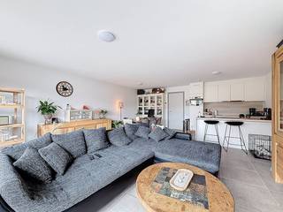 In de Rozendalstraat te Veurne vinden we dit ruim en lichtrijk gelijkvloersappartement (98m²) met 2 slaapkamers, ondergrondse staanplaats...