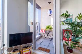 Welkom in dit instapklare appartement op een hogere verdieping van een recent en uitstekend onderhouden gebouw, pal naast het bruisende Park Spoor Noord. Een toplocatie voor wie houdt van groen, sport, ontspanning en het bruisende stadsleven.<br /><br />Bij het binnenkomen valt meteen de aangename hoeveelheid natuurlijk licht op. De ruime woon- en eetkamer, met hoge plafonds en royale raampartijen, baadt de hele dag in het zonlicht en straalt een warme en elegante sfeer uit. Vanuit de leefruimte stap je rechtstreeks het gezellige inpandige terras op, waar je het hele jaar door beschut kan genieten. Aansluitend bevindt zich de stijlvolle open keuken met keukeneiland, perfect ingedeeld en uitgerust met kwalitatieve toestellen. Ideaal voor een snelle hap, een uitgebreid diner of een gezellige apero met vrienden.<br /><br />Achteraan het appartement bevinden zich twee volwaardige slaapkamers, beide met directe toegang tot een tweede terras. Een heerlijke plek om ’s avonds tot rust te komen of nog even van de laatste zonnestralen te genieten.<br /><br />De badkamer is strak en hedendaags ingericht en beschikt over een inloopdouche en dubbele wastafel met praktisch opbergmeubel. Een apart gastentoilet en een handige berging met aansluiting voor wasmachine en droogkast zorgen voor extra comfort.<br /><br />Als bijkomende troef beschikt het appartement over een privatieve parkeerplaats, die inbegrepen is in de huurprijs. Daarnaast is er een privatieve fietsenstalling beschikbaar. Het appartement wordt bovendien aangeboden met een marmeren eettafel met vier stoelen, twee hoge barkrukken en praktische kleerkasten in beide slaapkamers.<br /><br />Huurprijs: 1.300,00 EUR/maand<br />Alg. kosten: 100,00 EUR/maand<br />Beschikbaarheid: 01/10/2026<br /><br />Contacteer LISTED voor een bezoek: +32 3 283 51 51