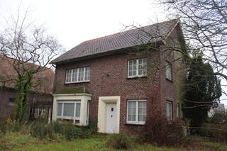 Ideaal gelegen hoeve te koop te Aalst, gelegen aan de rand van de stad in het gebied Popperode.<br />Het gebied vormt een groene open ruimte aan de stadsrand.<br />De woning is van 1953 en is te renoveren of herbouwen.<br />Er is lang geleden nog landbouw geweest, maar ligt tussen de andere woningen, dus indien nodig functiewijziging vergunbaar.<br />Samen met de achterliggende grond gelegen op een totale oppervlakte van 5.878 m².<br /> 