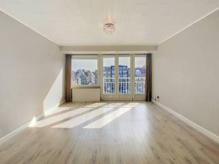 Opgefriste studio te huur in Middelkerke. Dit lichtrijk pand bevindt zich op de derde etage van de Residentie "Astoria", René Mouchottestraat 8 in Middelkerke. U bevindt zich hier dicht bij het openbaar vervoer, de zeedijk en het centrum van Middelkerke.<br /><br />Indeling:<br />- inkomhal<br />- vernieuwde keuken voorzien van oven, spoelbak en frigo met diepvriesvak<br />- woonkamer <br />- geïnstalleerde badkamer<br /><br />Algemene kosten: € 50,00<br /><br />Pluspunten:<br />- Topligging<br />- Recent opgefriste studio<br />- Parkeergelegenheid in de buurt<br /><br />Deze studio is onmiddellijk beschikbaar!<br /><br />Ben je geïnteresseerd in dit pand te huur in Middelkerke? Ga naar de website www.dewaele.com, klik op het pand dat je wenst te huren. Via de rode knop "vraag je bezoek aan" vragen we u kort een profiel in te vullen. Daarna nemen we contact op voor een bezoek. Telefonisch kunnen er geen afspraken gemaakt worden.