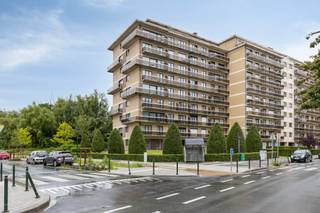 <p>Dit instapklare en volledig gerenoveerde appartement (2022) in Molenbeek combineert comfort, functionaliteit en een doordachte indeling.</p><p></p><p>Het appartement beschikt over een aangename slaapkamer, een volledig geïnstalleerde keuken, een praktische berging en een verzorgde badkamer met douche in bad. De lichtrijke leefruimte geeft rechtstreeks toegang tot een gezellig en zonnig terras, waar u in alle rust kunt genieten van de buitenlucht.</p><p>Daarnaast beschikt de woning over een private kelder die extra opslagruimte biedt.</p><p></p><p>Dankzij de grondige renovatie is dit appartement volledig instapklaar en uitermate geschikt als eerste woning, pied-à-terre of investering. De gunstige ligging in Molenbeek zorgt voor een uitstekende bereikbaarheid en bevindt zich op korte afstand van winkels, openbaar vervoer, scholen en andere dagelijkse voorzieningen.</p>