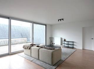 <p><strong>Penthouse appartement in het hart van Antwerpen</strong></p><p>Dit mooie penthouse appartement van 125m² ligt op een toplocatie in Antwerpen en biedt een unieke combinatie van comfort, stijl en ruimte. Met twee slaapkamers en een badkamer.</p><p><strong>Interieurkenmerken</strong></p><p>Het appartement beschikt over een indrukwekkende woonkamer met grote schuiframen die uitkomen op een privéterras van maar liefst 57 m². De moderne keuken is voorzien van inductie kookvuur, oven, koelkast en vaatwasser. De badkamers zijn uitgerust met inloop-/ regendouche.</p><p><strong>Slaapkamers</strong></p><p>De twee slaapkamers bieden volop natuurlijk daglicht. </p><p><strong>Buitenruimte</strong></p><p>Het omvangrijke terras op het dak is een juweel van dit appartement. Met uitzicht op de stad, is het een ideale plek om te ontspannen, te eten of vrienden en familie te ontvangen.</p><p><strong>Gemeenschappelijke lasten</strong></p><p>De gemeenschappelijke lasten bedragen: € 235/ maand.</p>