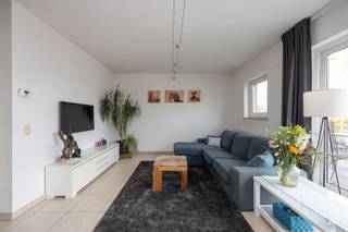 <p><span>Instapklaar appartement te koop eerste verdieping nabij centrum Gooreind</span></p><p><span>Dit instapklare appartement bevindt zich op de eerste verdieping en is gunstig gelegen nabij het centrum van Gooreind en omringd in het groen. Bovendien ook met een vlotte verbinding naar invalswegen en openbaar vervoer op wandelafstand.</span></p><p><span>Indeling:</span></p><ul><li><span>Inkomhal </span></li><li><span>Ruime en lichtrijke woonkamer met toegang tot het terras </span></li><li><span>Volledig ingerichte keuken met aansluitend een praktische berging (CV-ketel en warmwaterboiler)</span></li><li><span>Badkamer met douche en dubbele lavabo</span></li><li><span>1 slaapkamer met ingebouwde kast (mogelijkheid tot creëren van een tweede slaapkamer)</span></li></ul><p><span>Troeven:</span></p><ul><li><span>Ruim terras van ca. 20 m²</span></li><li><span>Private kelderberging</span></li><li><span>Ondergrondse parkeerplaats</span></li><li><span>Gemeenschappelijke tuin</span></li><li><span>Lage gemeenschappelijke kosten</span></li></ul><p><span> </span></p><p><span> </span></p><p><span>Interesse? Neem gerust contact met ons op via 03/633.12.29 of mail naar <span>info@immogreenstar.be</span></span><span>.</span></p><p><span>Bestuursmaatregelen in het maatregelenregister: nee</span><span> </span></p>