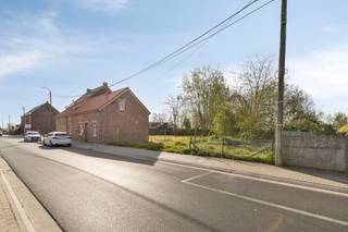 <p>Droom je van rustig wonen in het groen? Deze bouwgrond in het landelijke Waarbeke biedt een unieke kans om jouw eigen woning te realiseren.</p><p>Het perceel heeft een oppervlakte van 4a30 en een straatbreedte van 13,62 m, ideaal voor een open bebouwing met ruimte en privacy.</p><p>De verkavelingsvergunning bepaalt volgende bouwvoorschriften:</p><ul><li><p>Kroonlijsthoogte: max. 6 m bij hellend dak, 6,5 m bij plat dak</p></li><li><p>Bouwbreedte: max. 8 m</p></li><li><p>Bouwdiepte: max. 12,5 m</p></li></ul><p>De ligging combineert landelijke rust met een vlotte bereikbaarheid naar winkels, scholen en openbaar vervoer. Een ideale locatie voor wie op zoek is naar een bouwgrond in Geraardsbergen in een groene en rustige omgeving.</p><p>Interesse? Neem gerust contact op voor meer informatie.</p>